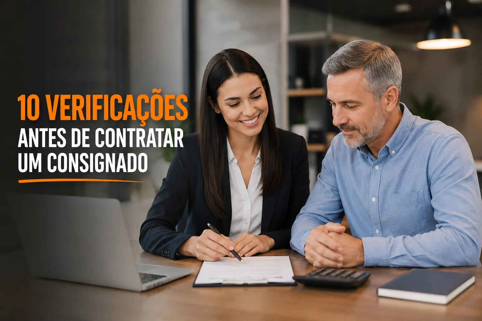 Consultora orientando cliente durante análise de contrato de empréstimo consignado, ilustrando as 10 verificações antes de contratar