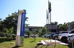 O governador de Mato Grosso do Sul, Eduardo Riedel (PSDB), sancionou um conjunto de leis que promove reajuste salarial, assistência médico-social, pagamento de adicional por loteação e reestruturação do plano de cargas e carreiras de diversas categorias da administração pública estadual. As novas legislações foram publicadas na edição desta segunda-feira (9) do Diário Oficial do Estado de Mato Grosso do Sul .